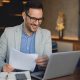 jeune business man qui travaille